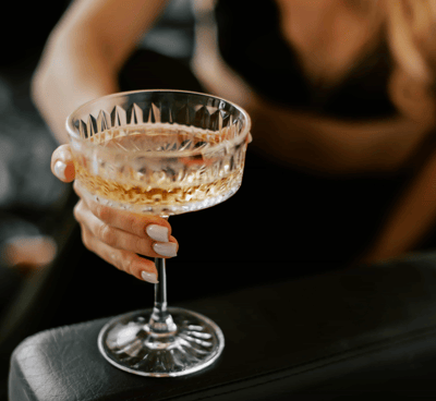 Sektglas mit Frauenhand 
